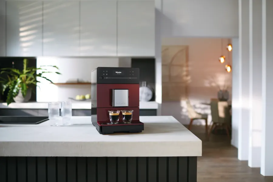 Miele CM 5310 Silence Tayberry červená v interiéri