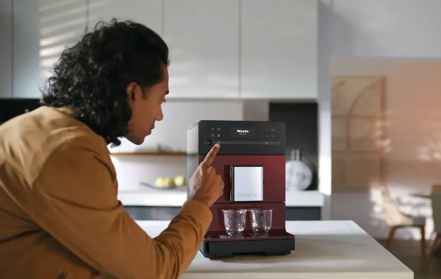 Miele CM 5310 Silence Tayberry červená v interiéri – foto 8