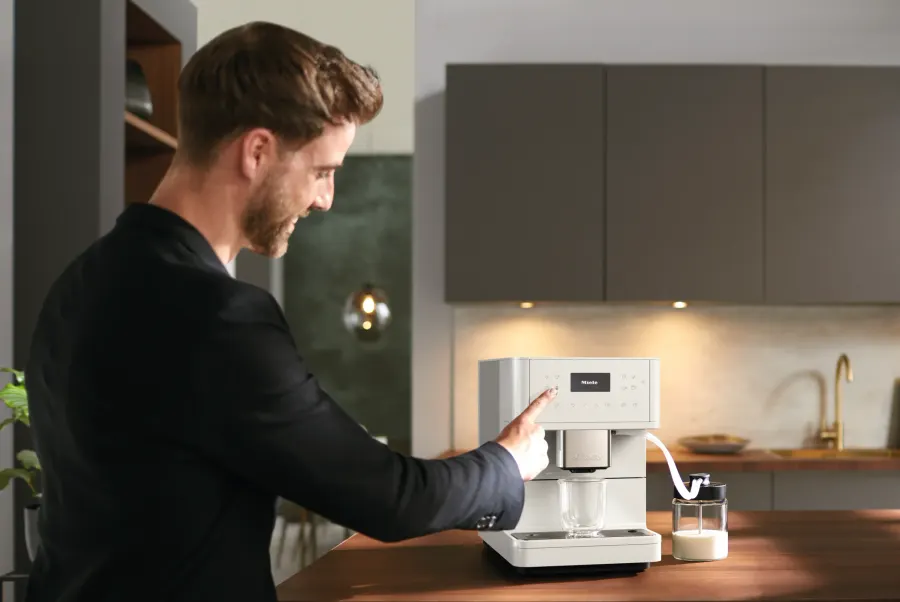 Miele CM 6160 MilkPerfection Lotosová biela v interiéri – foto 8