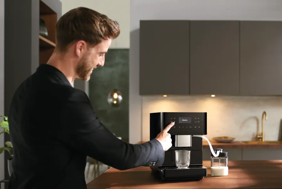 Miele CM 6160 MilkPerfection Obsidiánová čierna v interiéri – foto 7