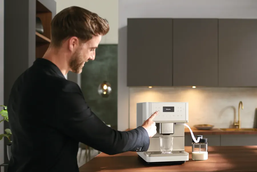 Miele CM 6360 MilkPerfection Lotosová biela CM v interiéri – foto 8