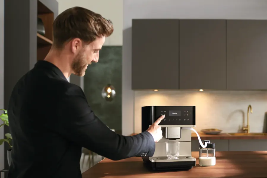 Miele CM 6360 MilkPerfection Obsidiánová čierna CM v interiéri – foto 8
