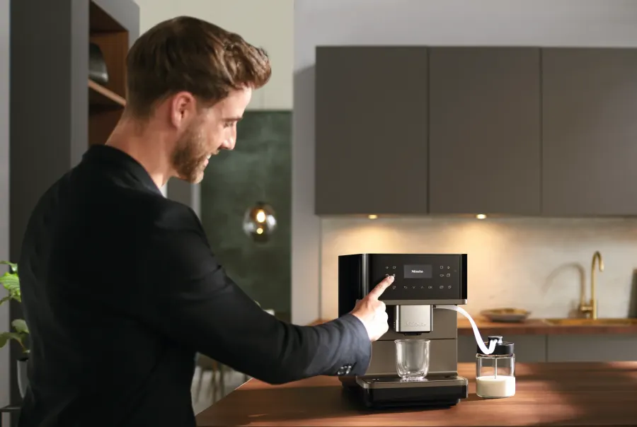 Miele CM 6360 MilkPerfection Obsidiánová čierna. BronzováPF v interiéri – foto 8