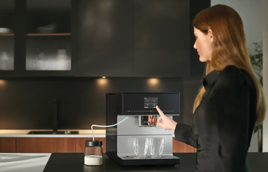 Miele CM 7350 CoffeePassion Obsidiánová čierna v interiéri – foto 8