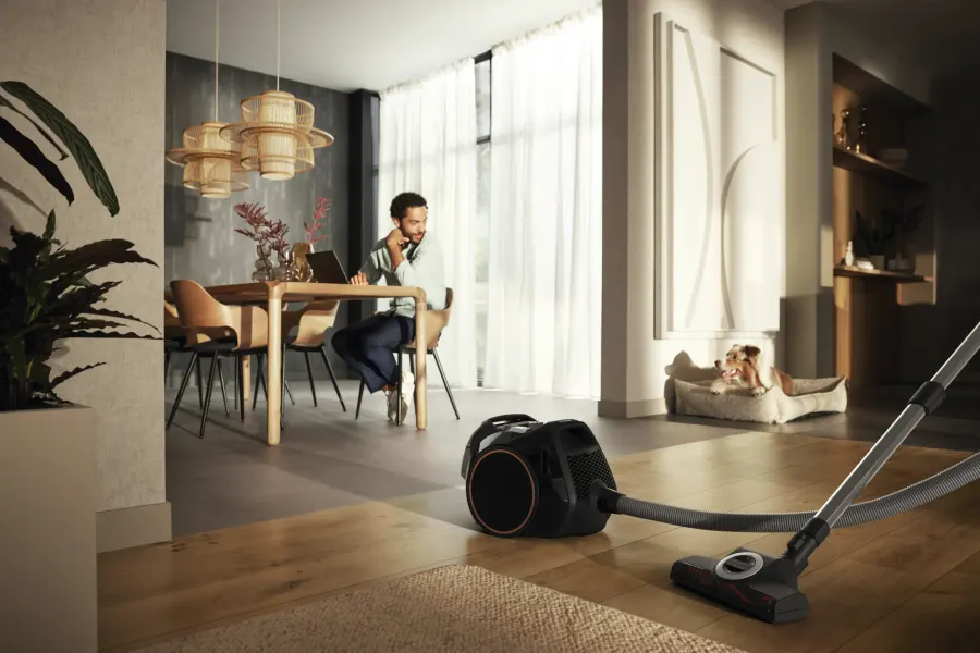 Miele Boost CX1 Cat & Dog PowerLine Obsidiánová čierna v interiéri – foto 7