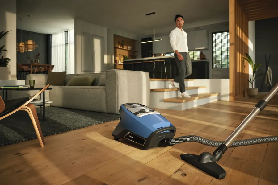 Miele Blizzard CX1 Parquet Technická modrá v interiéri – foto 7
