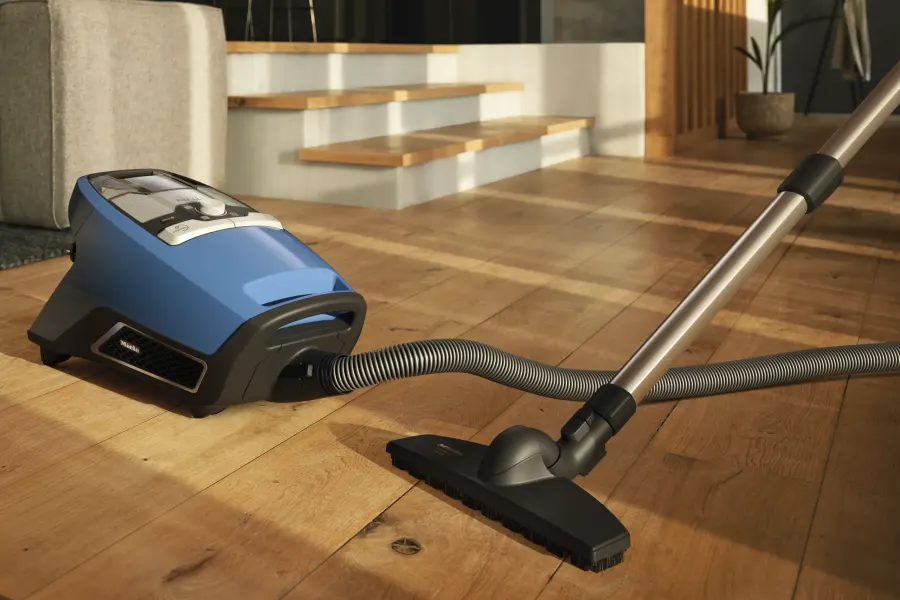 Miele Blizzard CX1 Parquet Technická modrá v interiéri