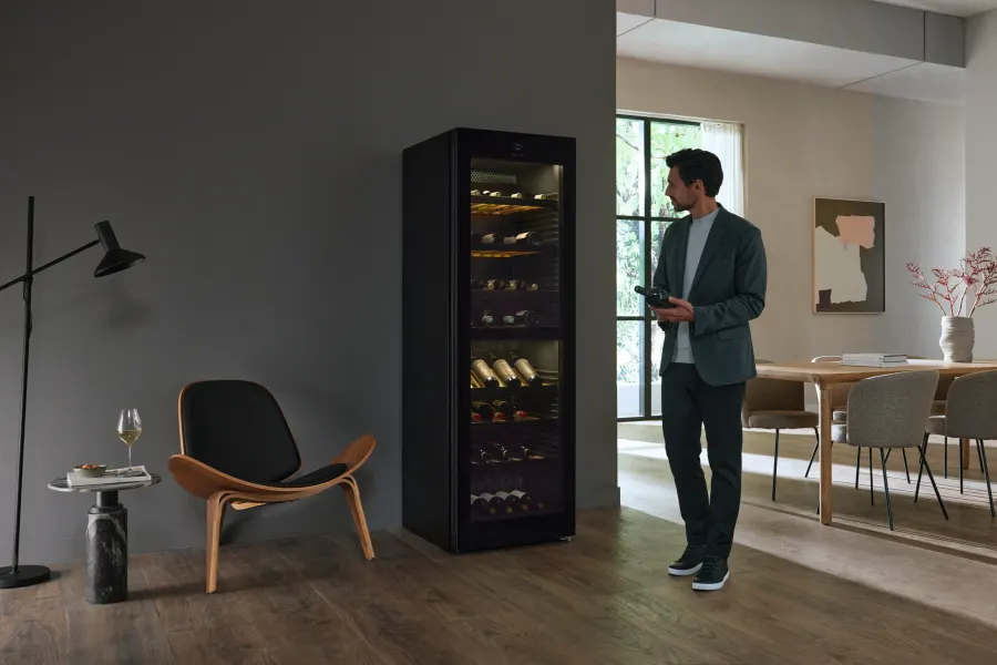 Miele KWTS 4785 F Obsidiánové čierne sklo v interiéri