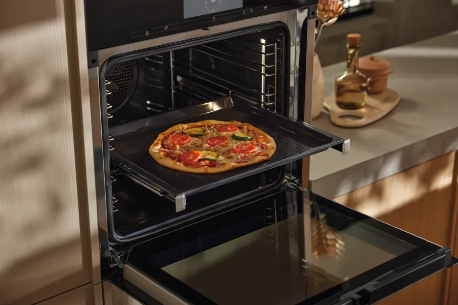 Miele Plech na pečenie a AirFry Gourmet dierovaný v interiéri