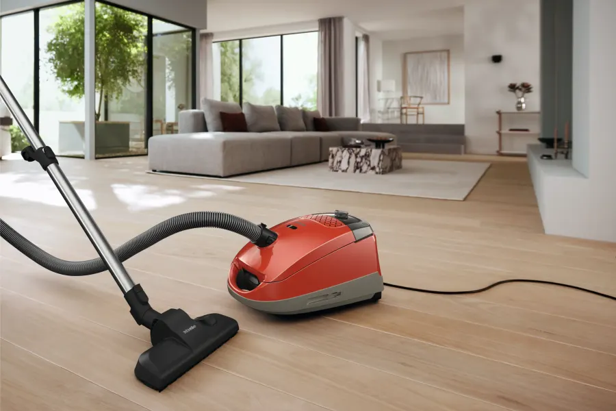 Miele Guard S1 Junior Terra červená v interiéri