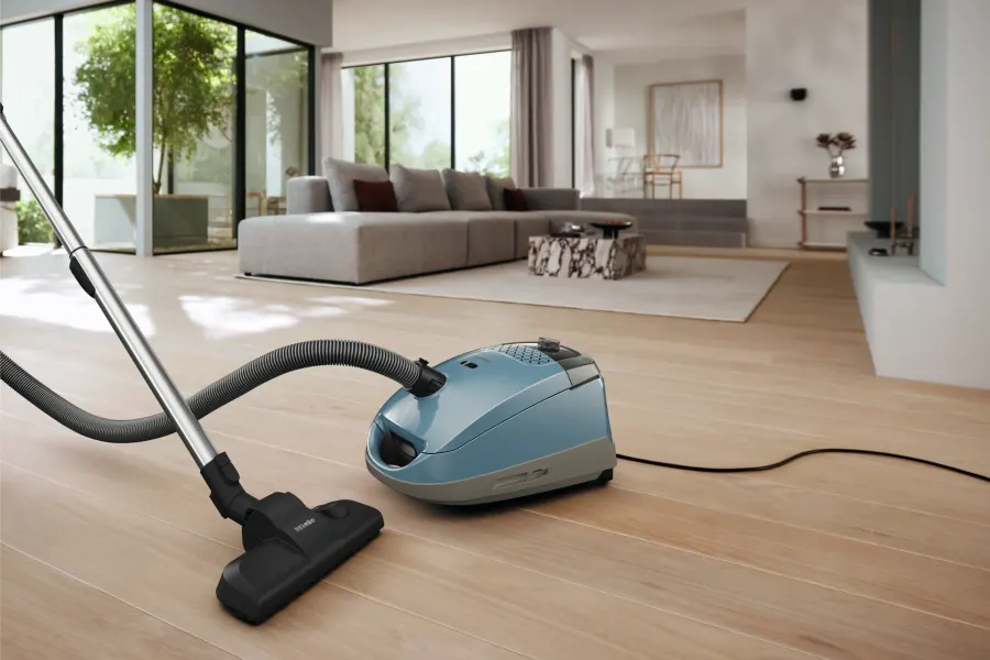 Miele Guard S1 Nordic modrá v interiéri