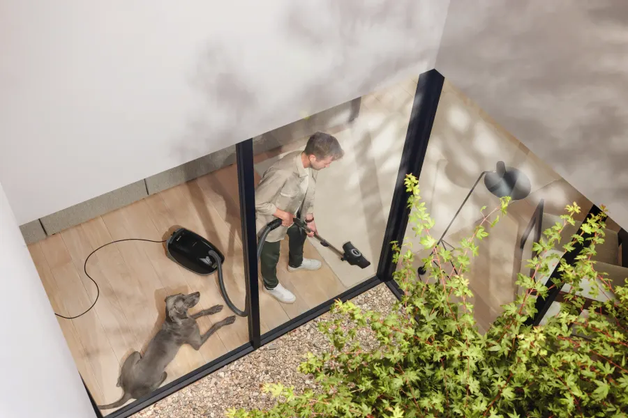 Miele Guard M1 Cat & Dog Obsidiánová čierna v interiéri – foto 8
