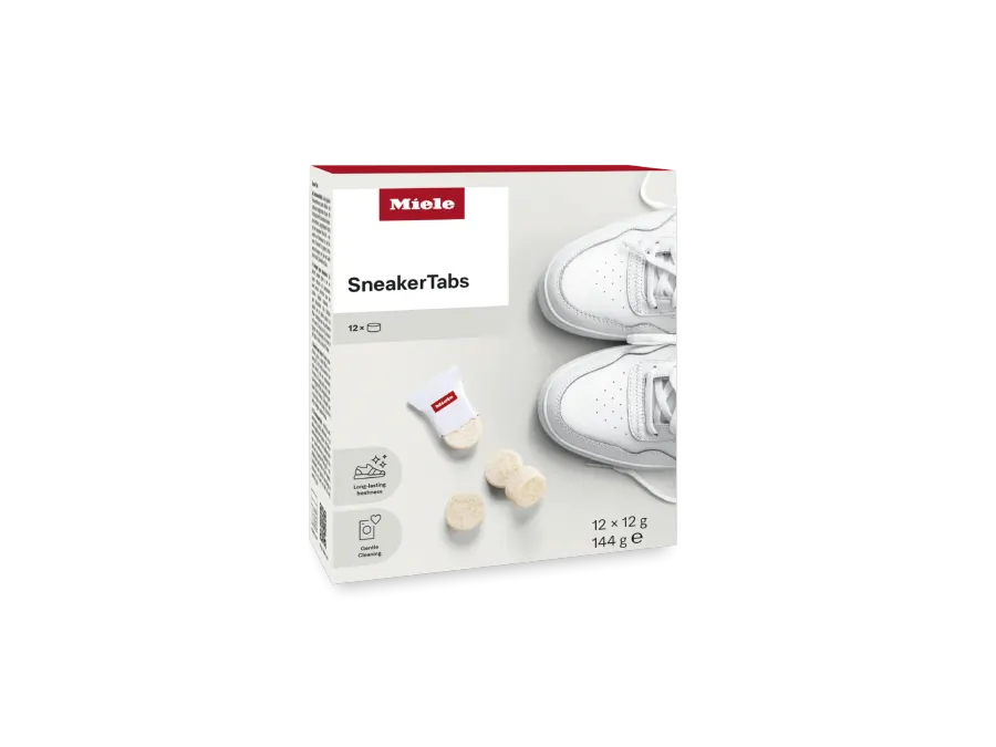 Krabička tabliet na čistenie obuvi Miele SneakerTabs zobrazená s bielymi teniskami; na obale je uvedených 12 tabliet (12 x 12 g), spolu 144 g. Krabička tabliet na čistenie obuvi Miele SneakerTabs zobrazená s bielymi teniskami; na obale je uvedených 12 tabliet (12 x 12 g), spolu 144 g.